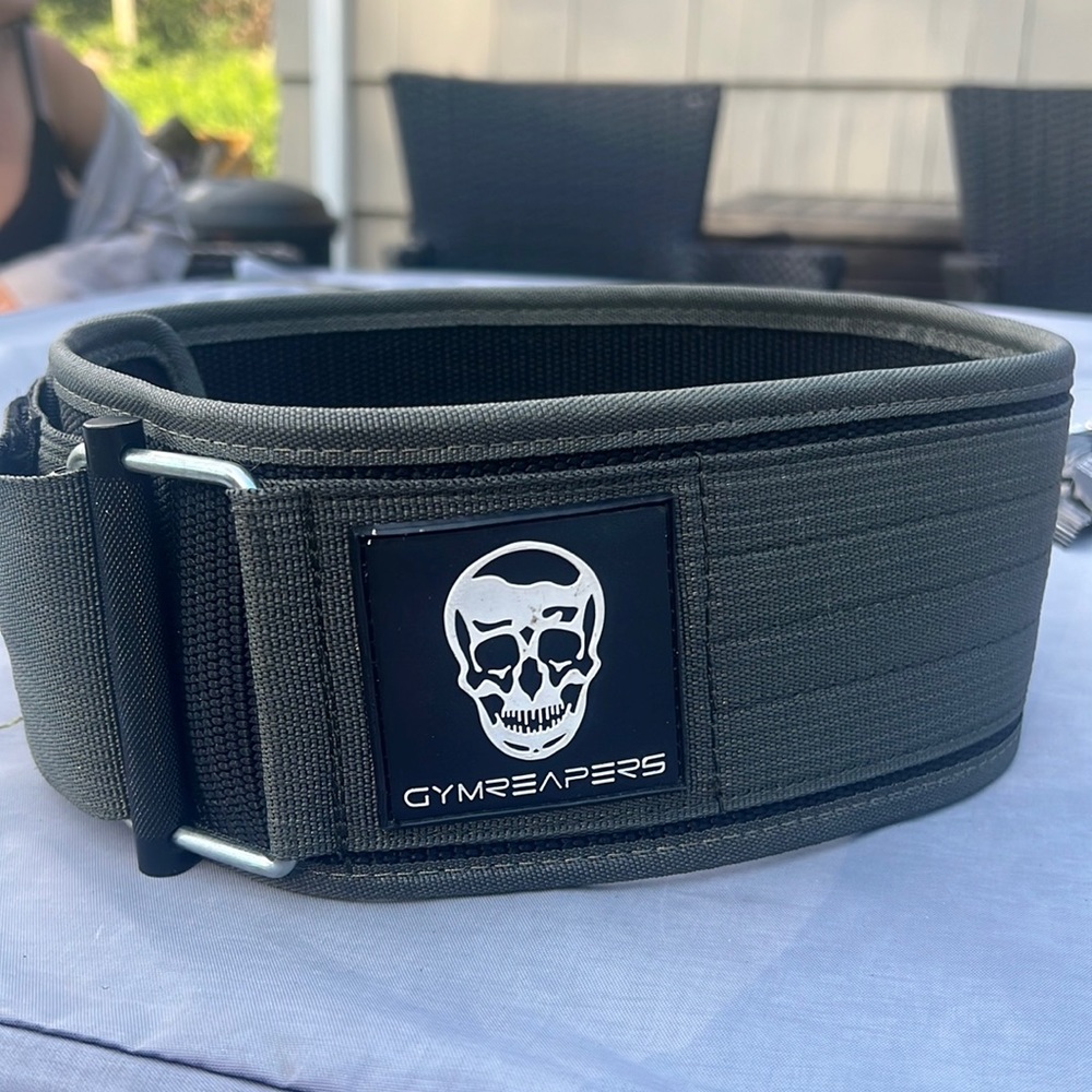 GYMREAPERS lifting belt great condition size S